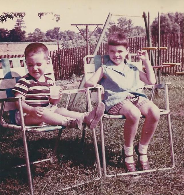 John Munsell and Marilyn Munsell in lawn chairs in the yard